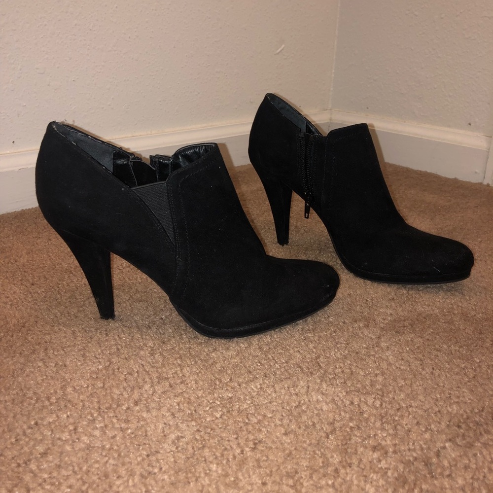 Fergie black suede closed toe heel